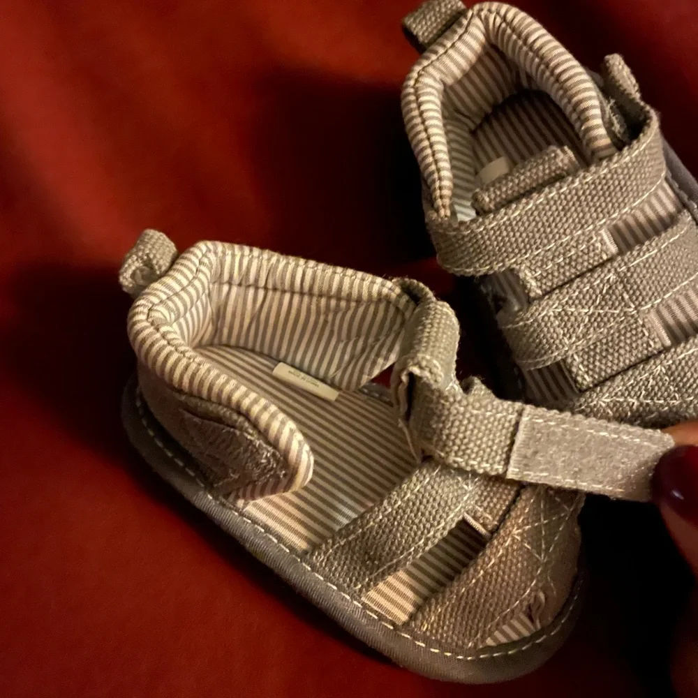 STEPPING STONES SOFT BOTTOM VELCRO STRAP SHOES FOR BABY BOYS GRAY SIZE:2(3-6M)